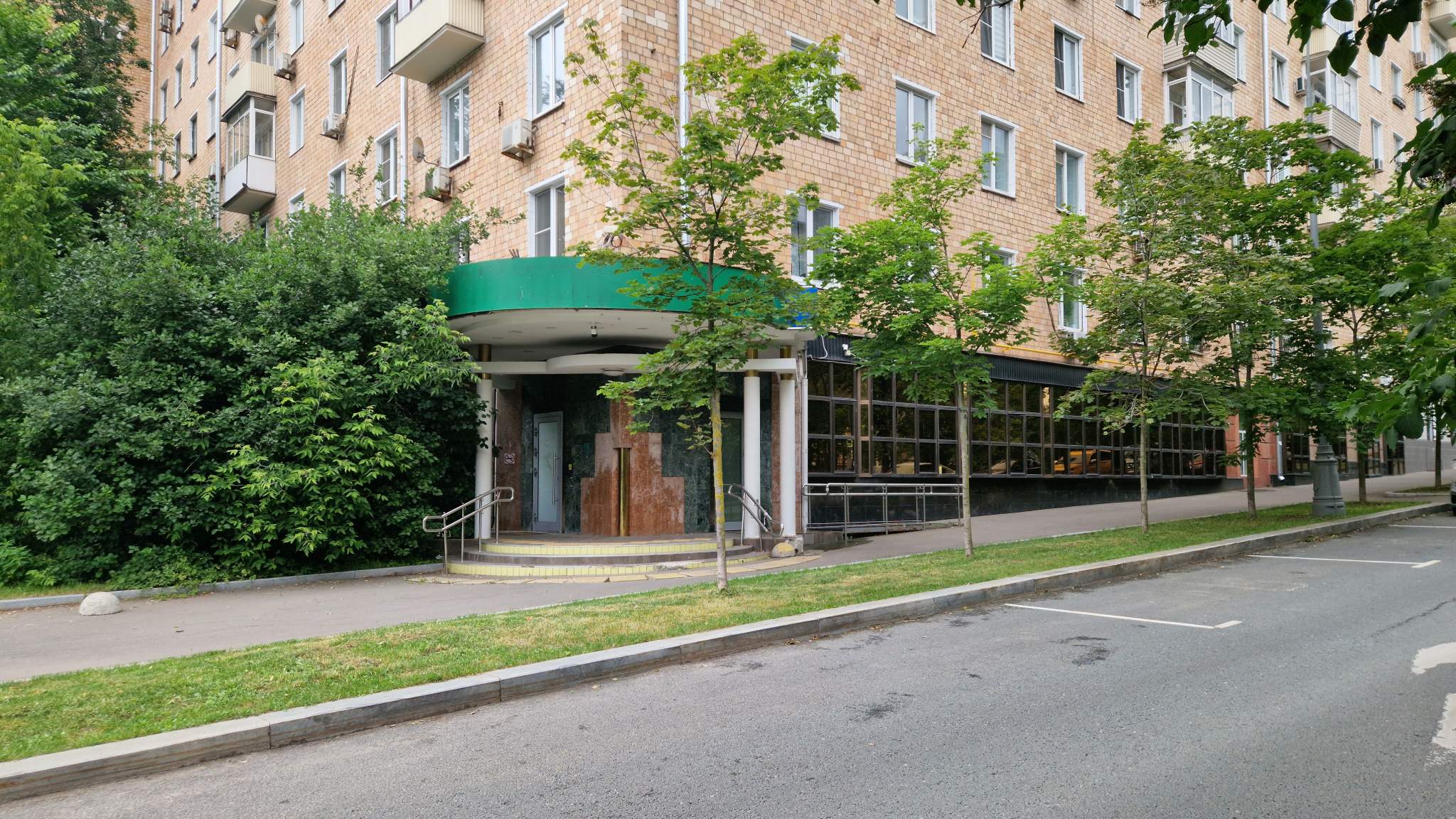 Сдам в аренду магазин 621.2 м.кв.