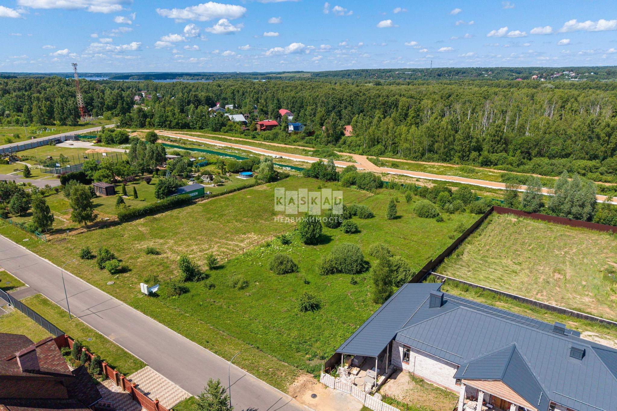 Продам земельный участок 2000 м.кв.