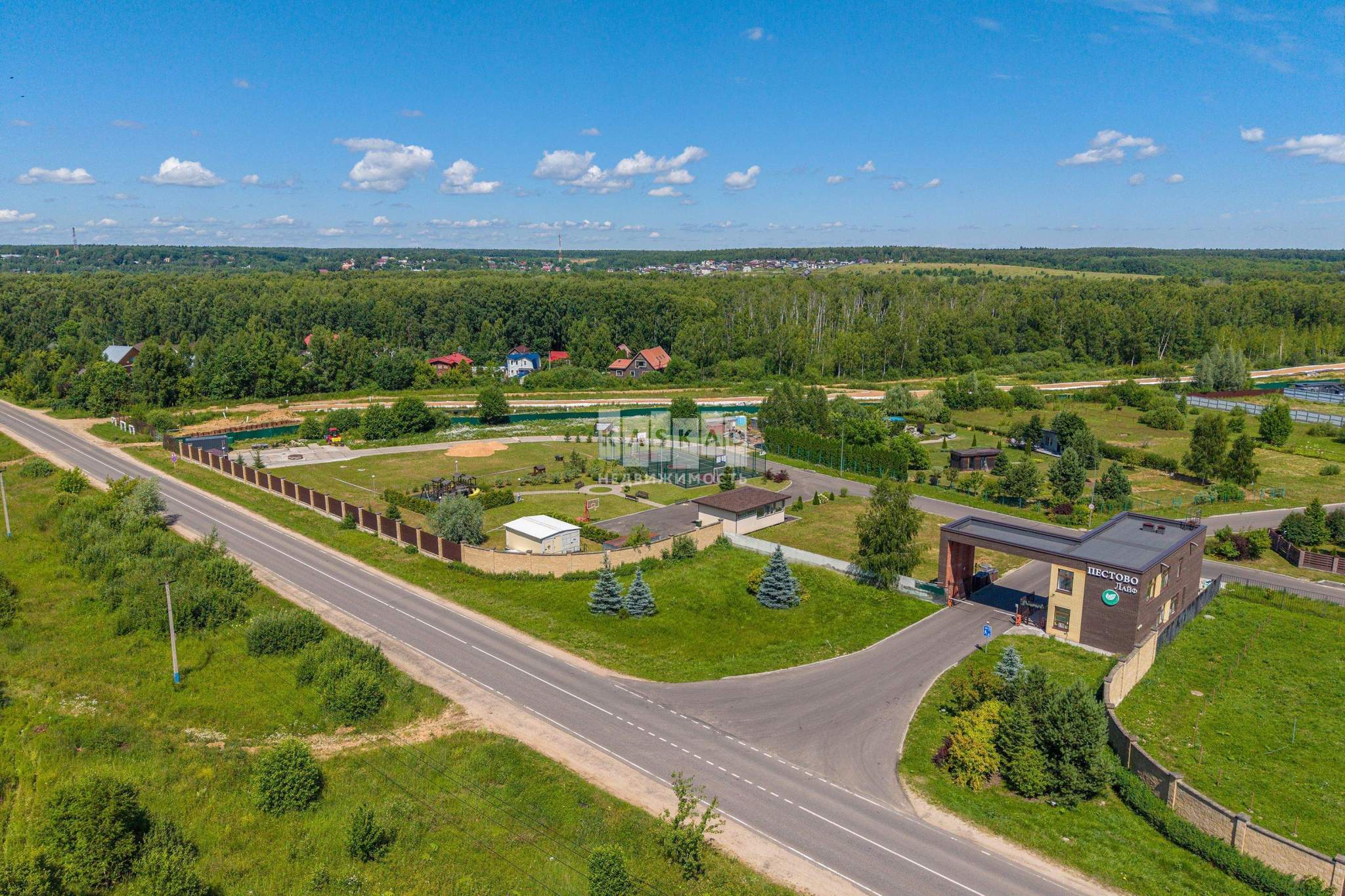 Продам земельный участок 1400 м.кв.