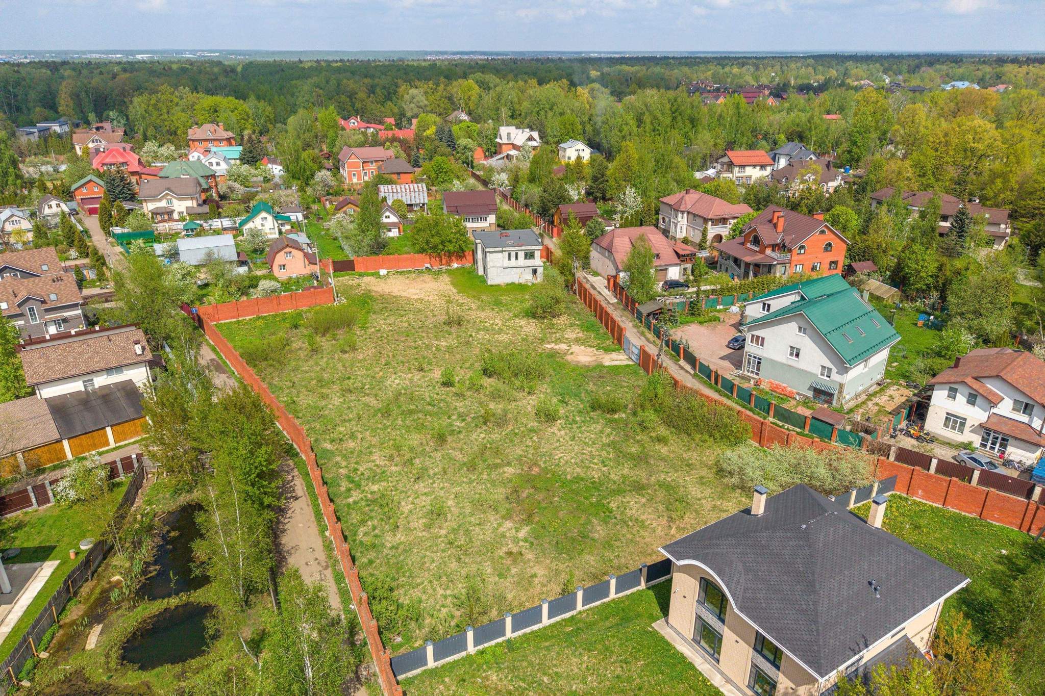 Продам земельный участок 1300 м.кв.