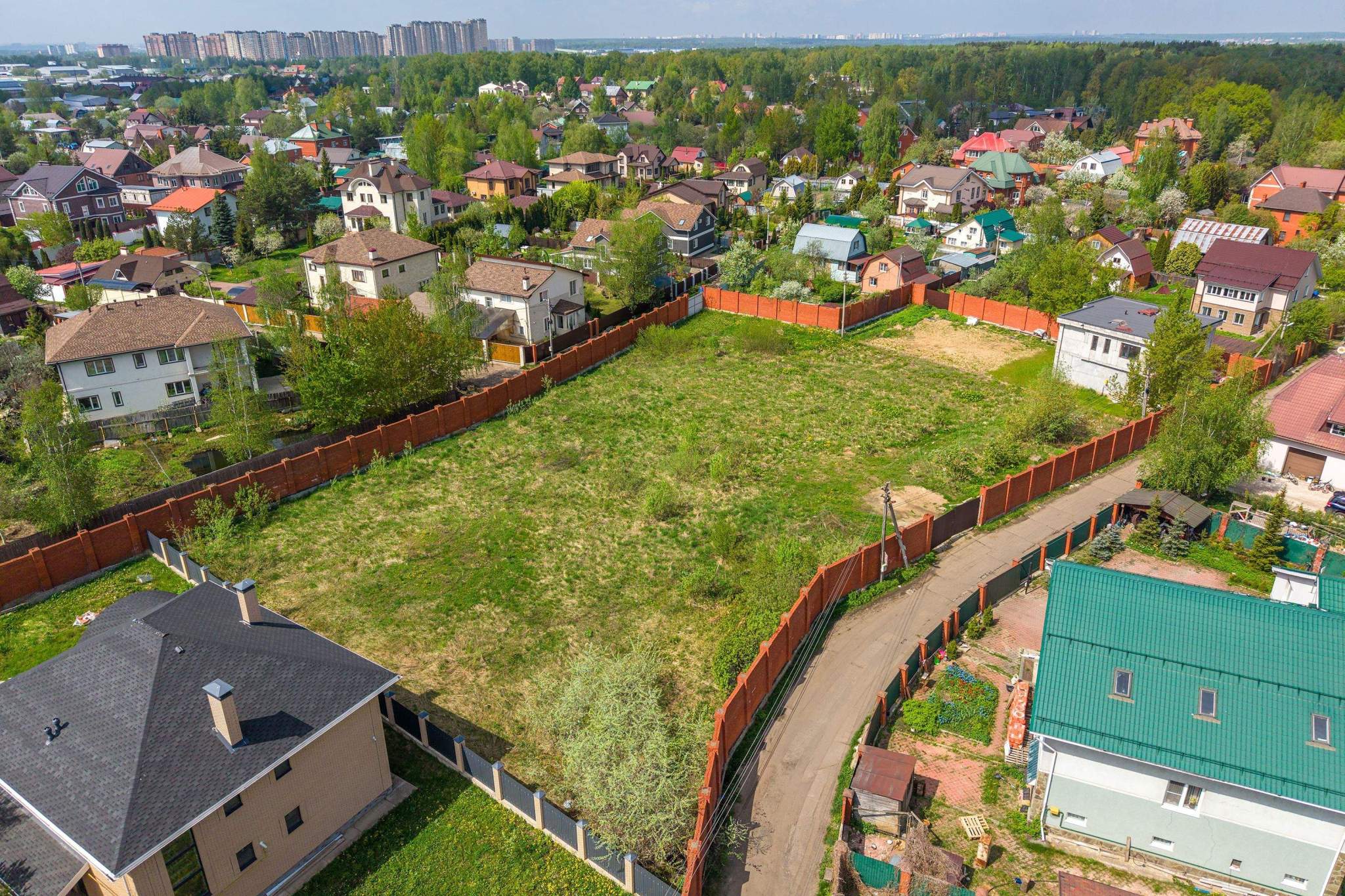 Продам земельный участок 1300 м.кв.