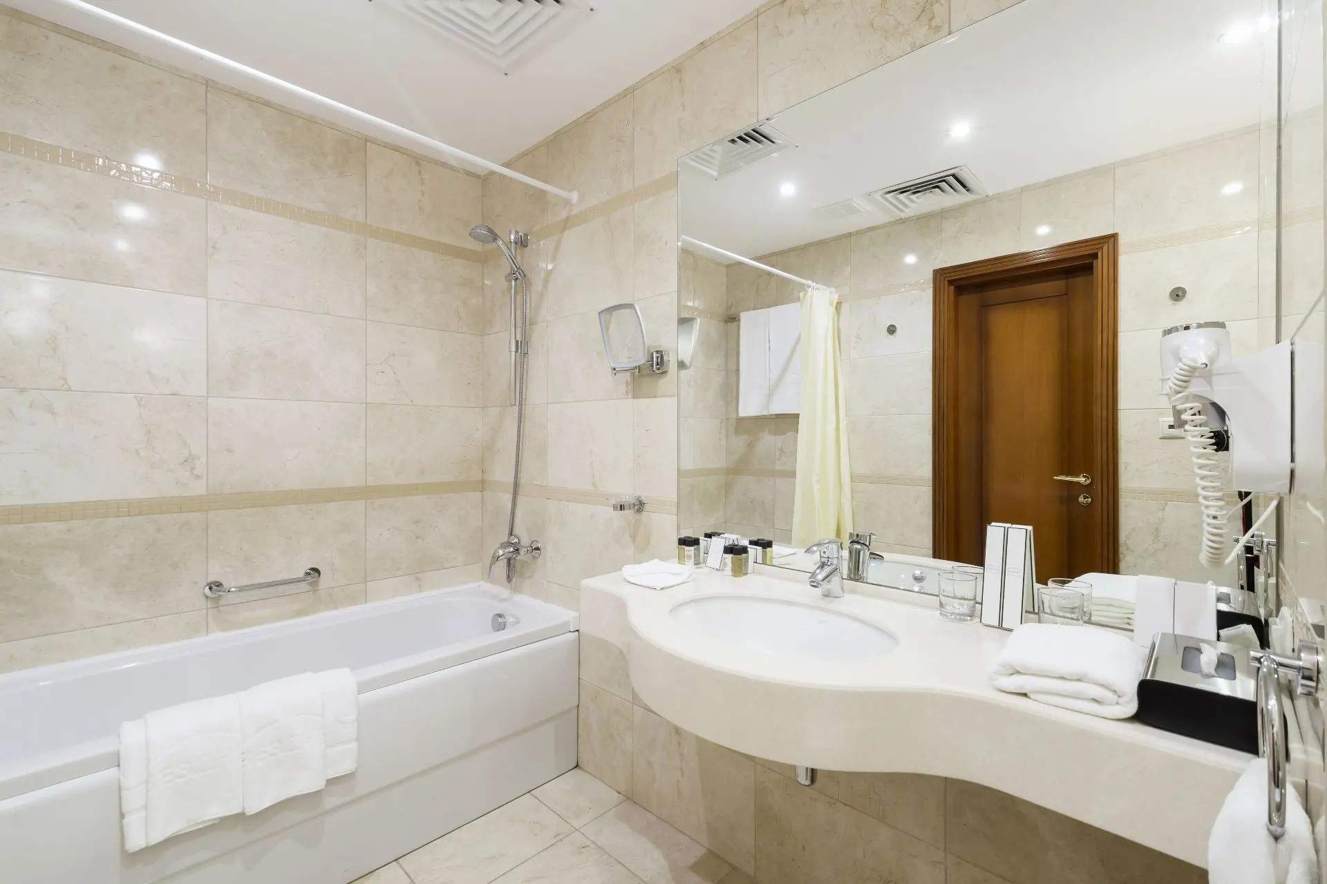 Продам торговое помещение 20561 м.кв.