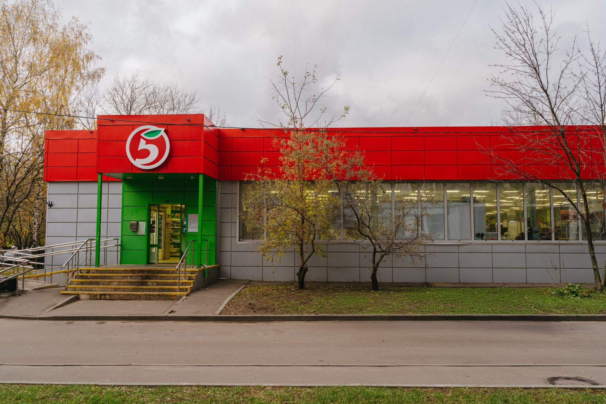 Продам торговое помещение 990.6 м.кв.