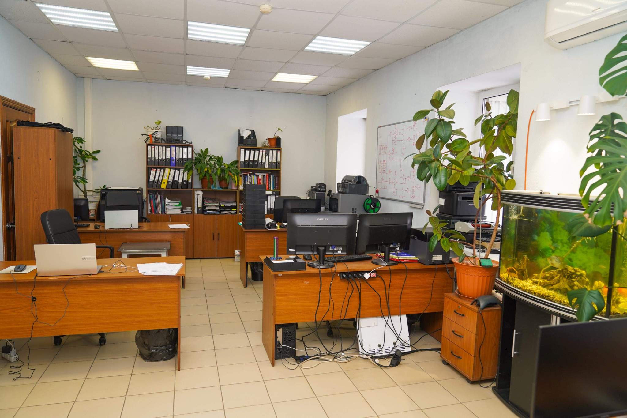 Продам торговое помещение 1352.3 м.кв.