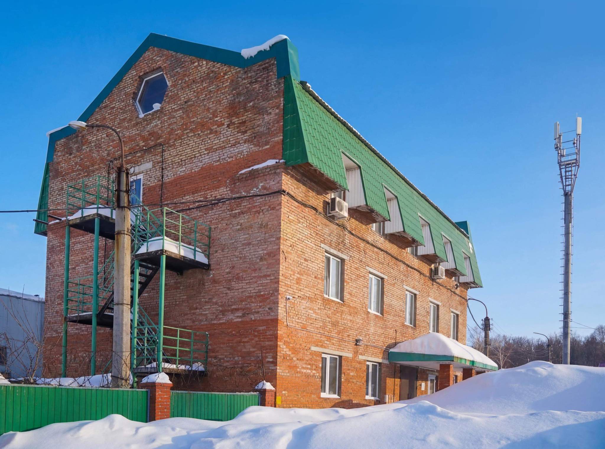 Продам торговое помещение 1352.3 м.кв.