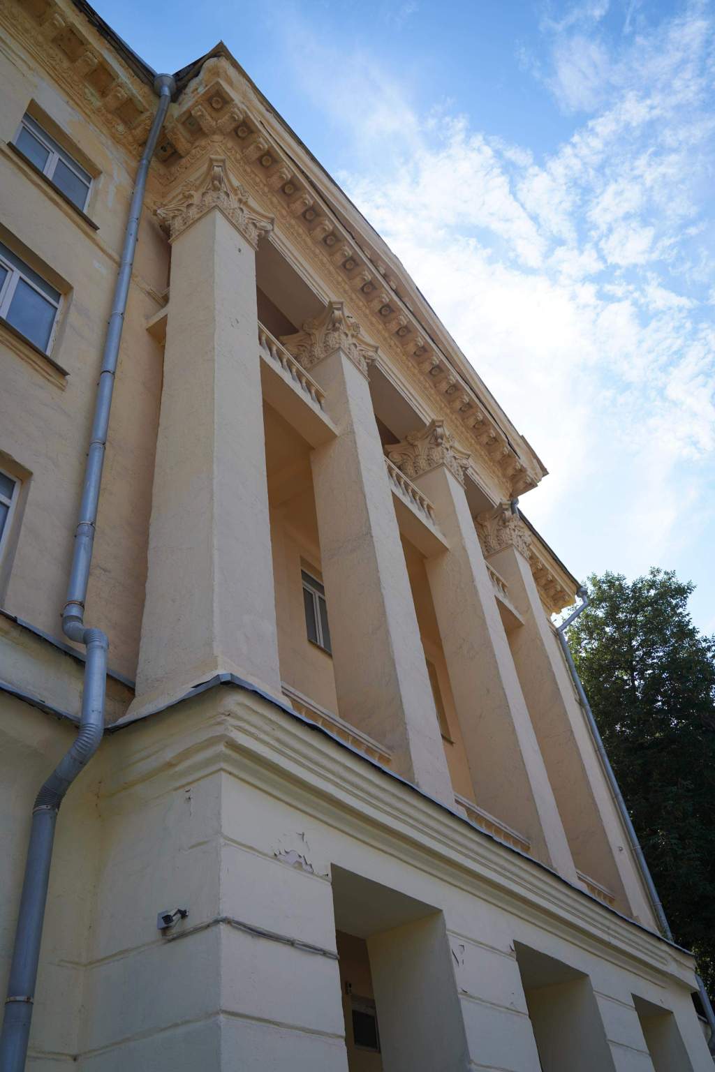 Продам торговое помещение 1825.8 м.кв.