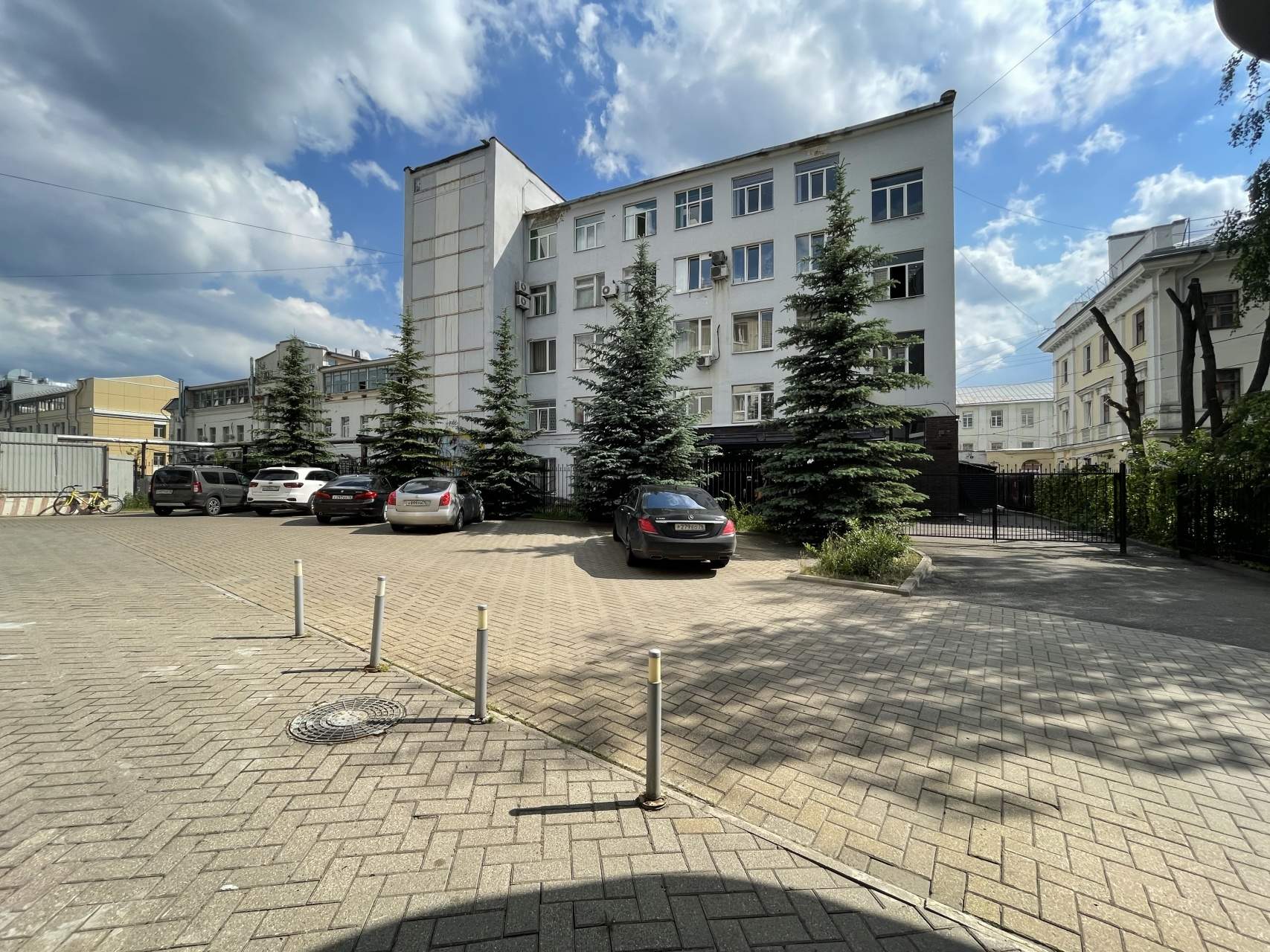 Продам торговое помещение 2395.7 м.кв.
