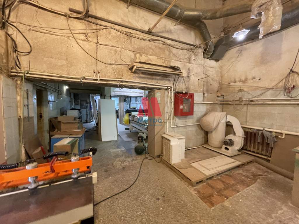 Продам торговое помещение 2100 м.кв.