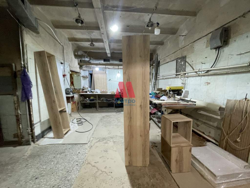 Продам торговое помещение 2100 м.кв.