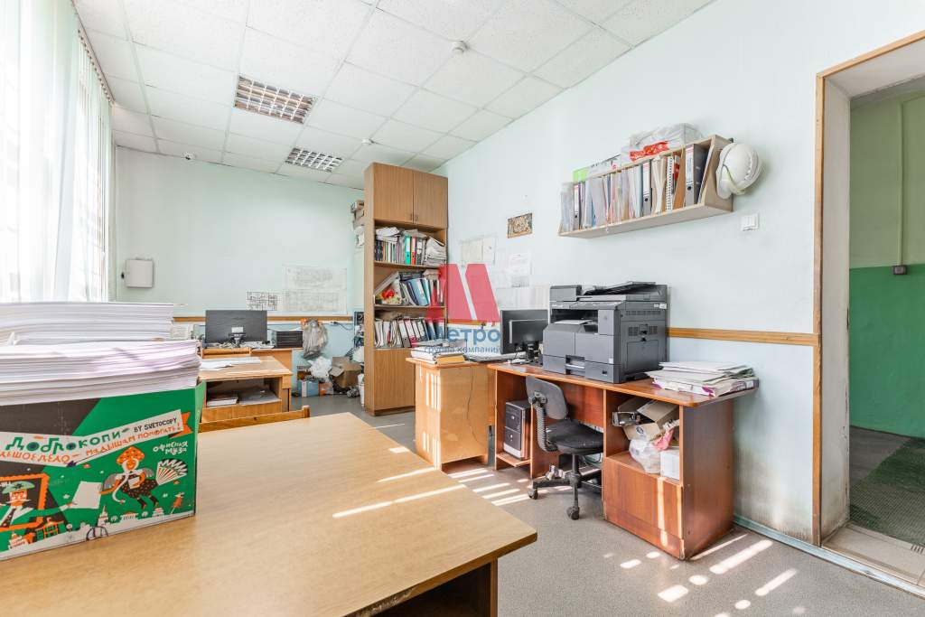 Продам торговое помещение 1456 м.кв.
