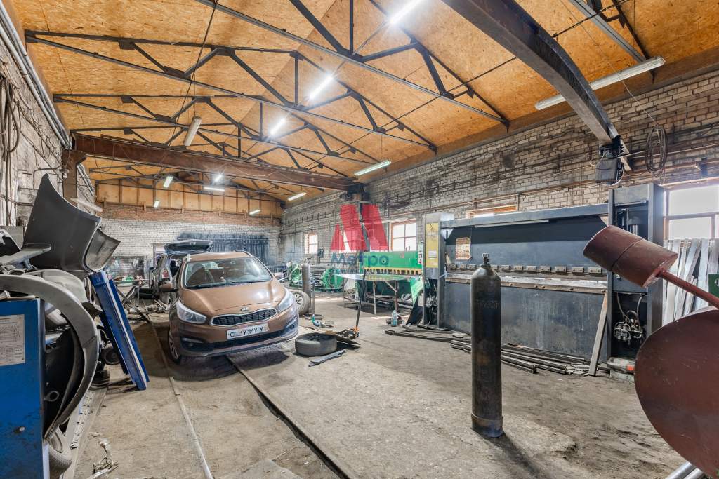 Продам торговое помещение 1456 м.кв.