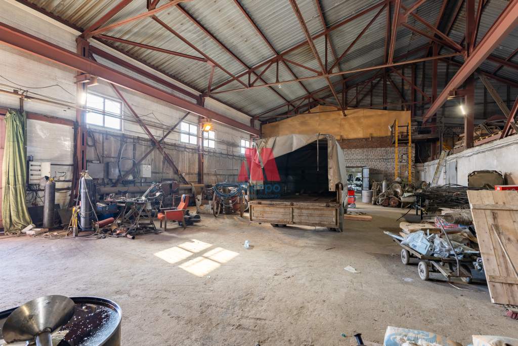 Продам торговое помещение 1456 м.кв.