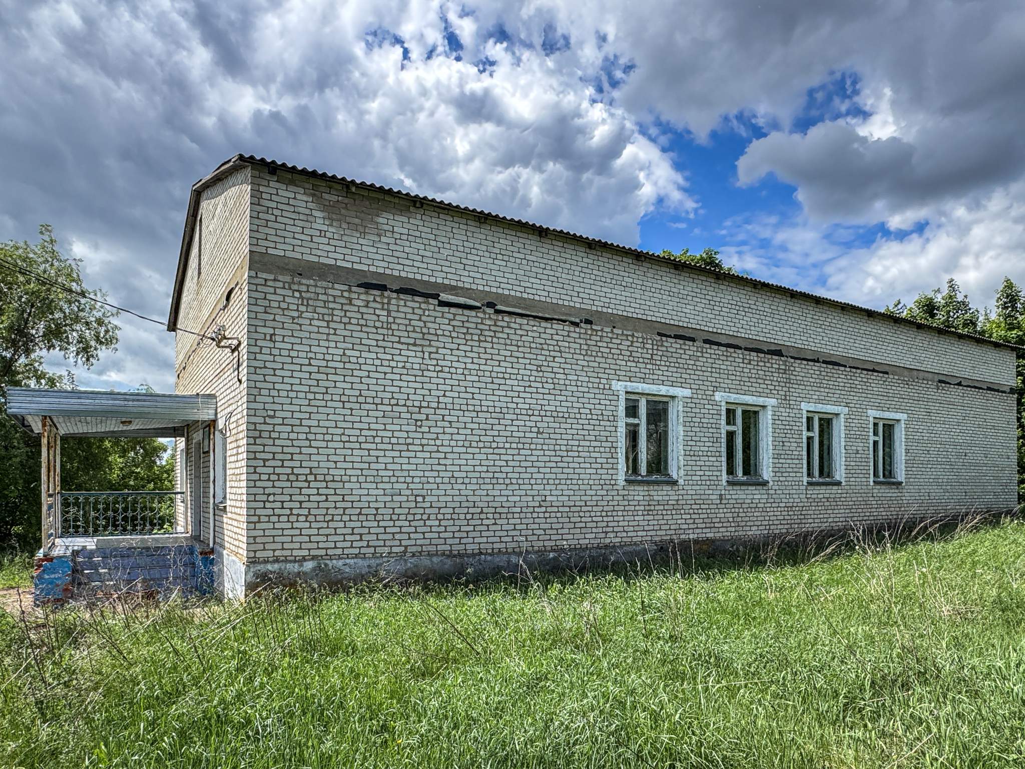Продам торговое помещение 983.5 м.кв.