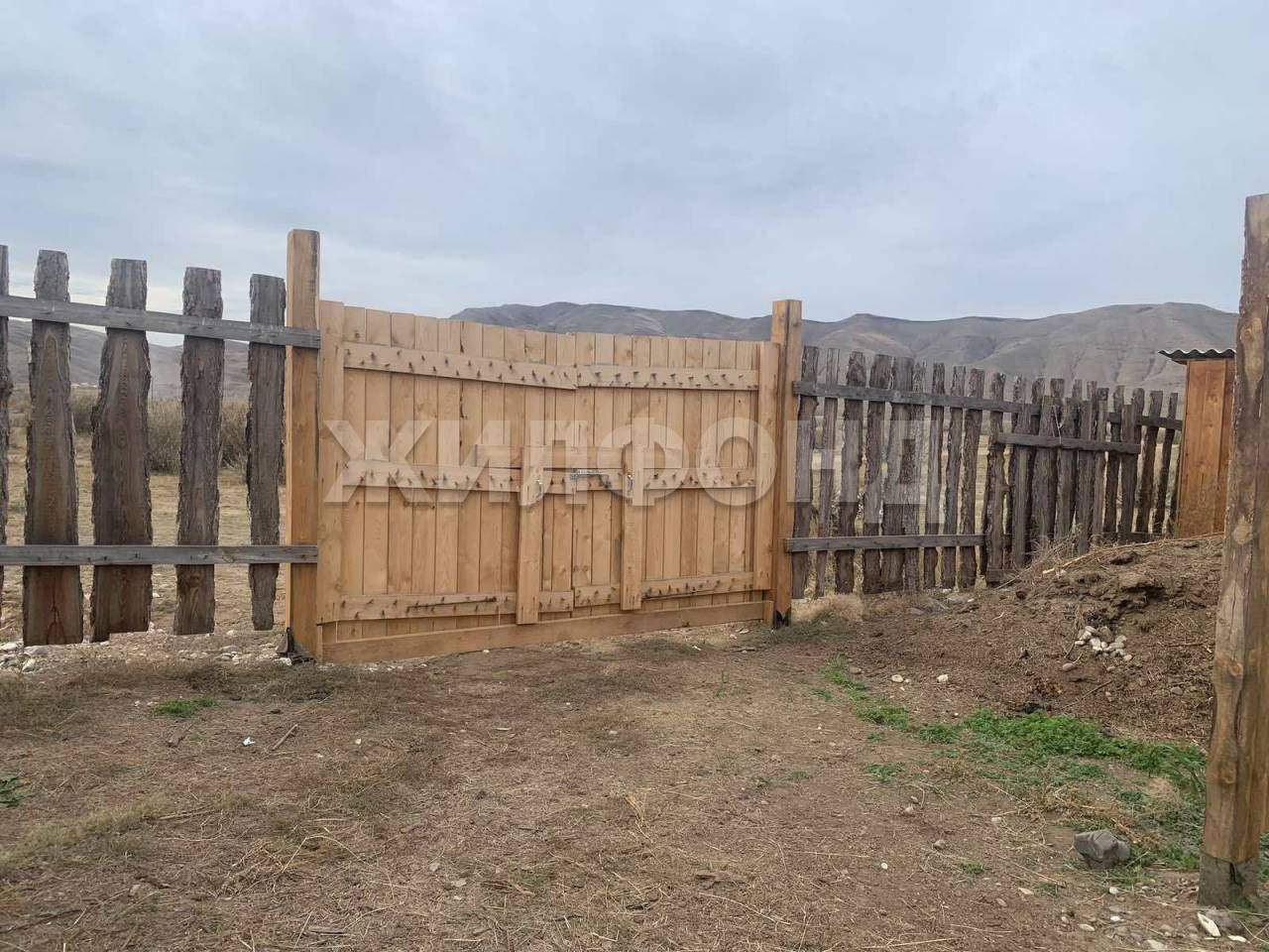 Продам земельный участок 600 м.кв.