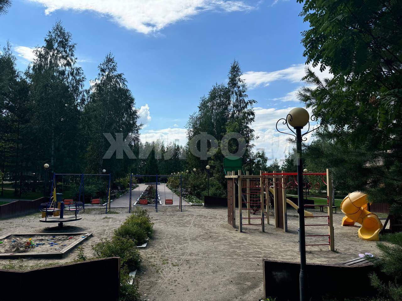 Продам земельный участок 2200 м.кв.
