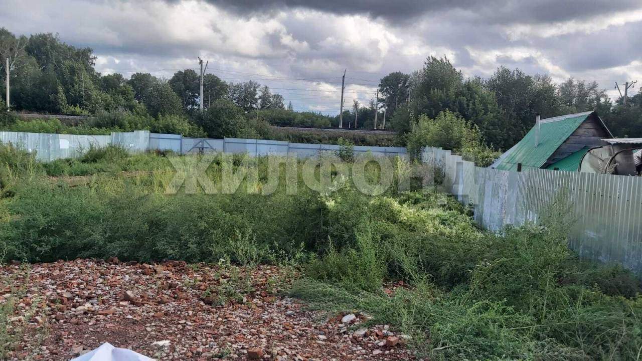 Продам земельный участок 1300 м.кв.