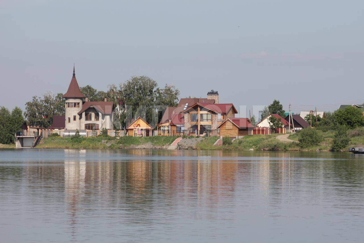Продам земельный участок 1319 м.кв.