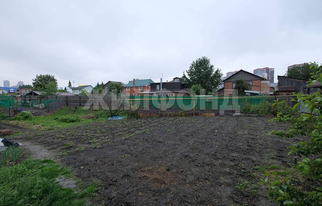 Продам земельный участок 2000 м.кв.