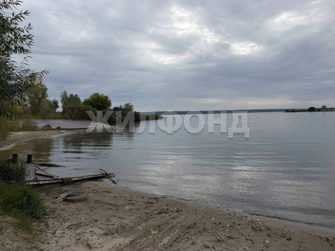 Продам земельный участок 830 м.кв.